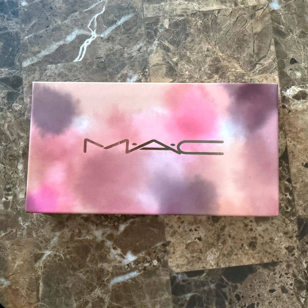 MAC Eye Attire Eye Palette Eyeshadow x8